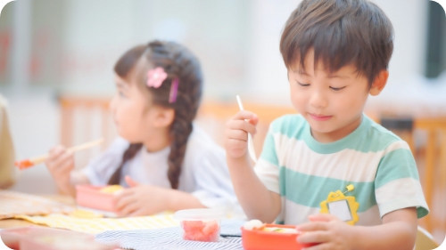 給食を食べる園児