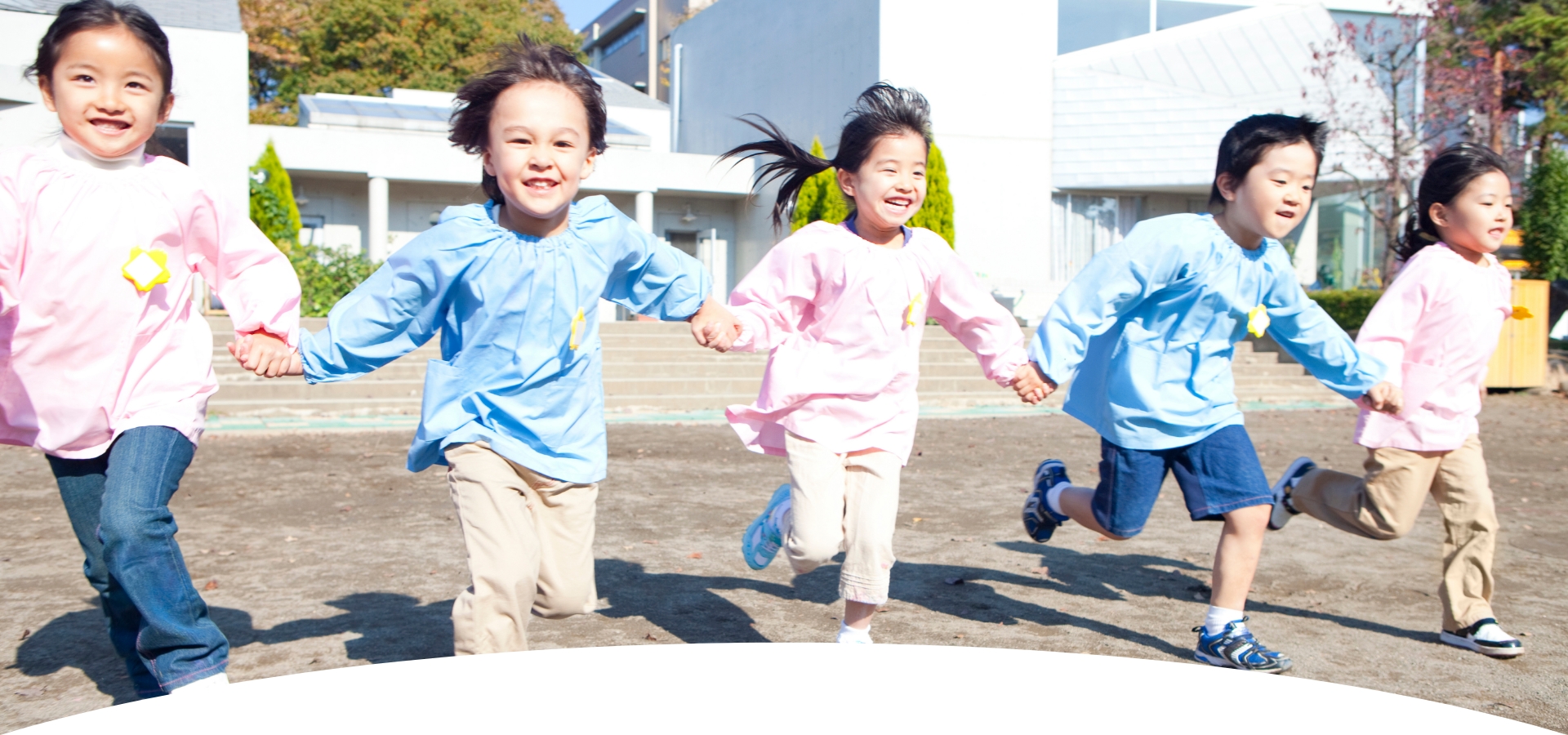 幼稚園内で遊ぶ５人の子供達