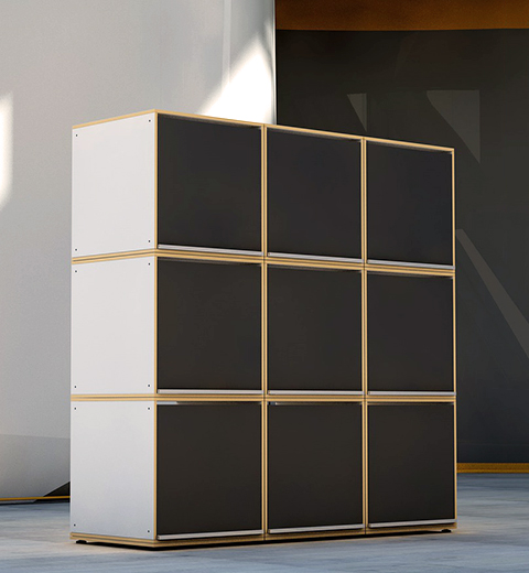 木調の正方形のボックスを3つ並べて3段にしている大きな棚