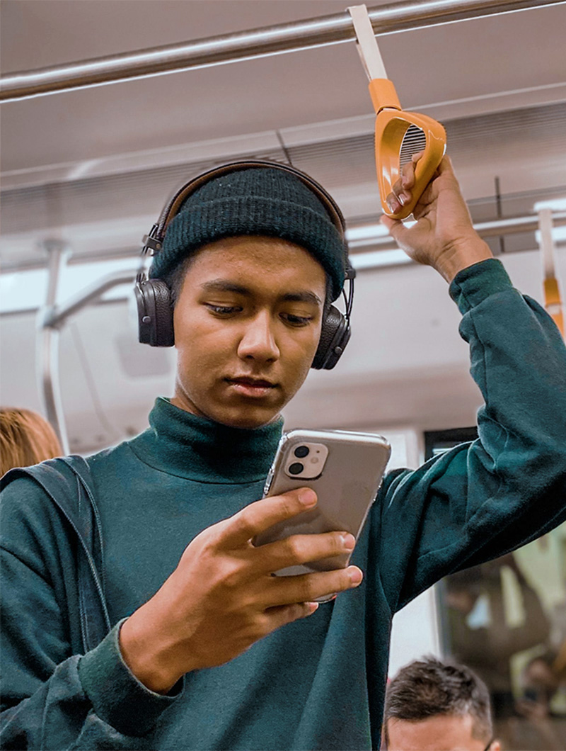 電車内でスマートフォンでモバイルオーダーをしている男性の写真
