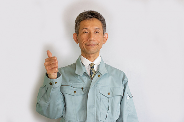 作業服を着た50代くらいの男性の写真