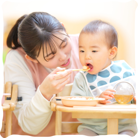 赤ちゃんが離乳食を食べる様子
