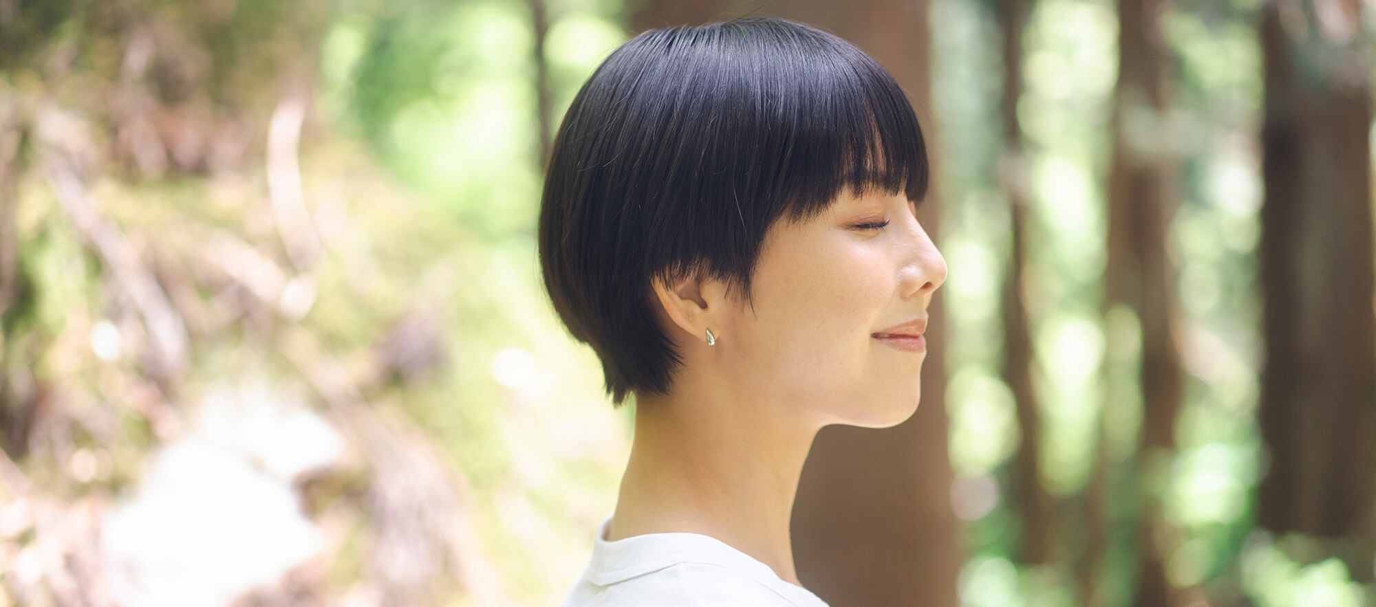 森の中に女性がいる写真