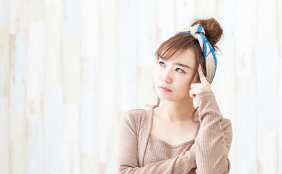 悩む女性