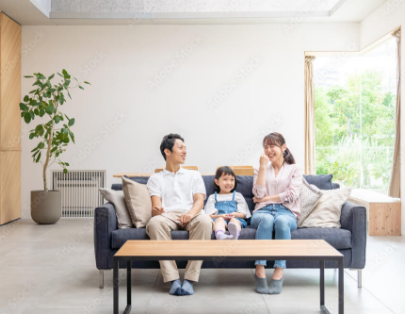 当社で建てられたお客様。ソファでご家族が楽しそうにしている様子