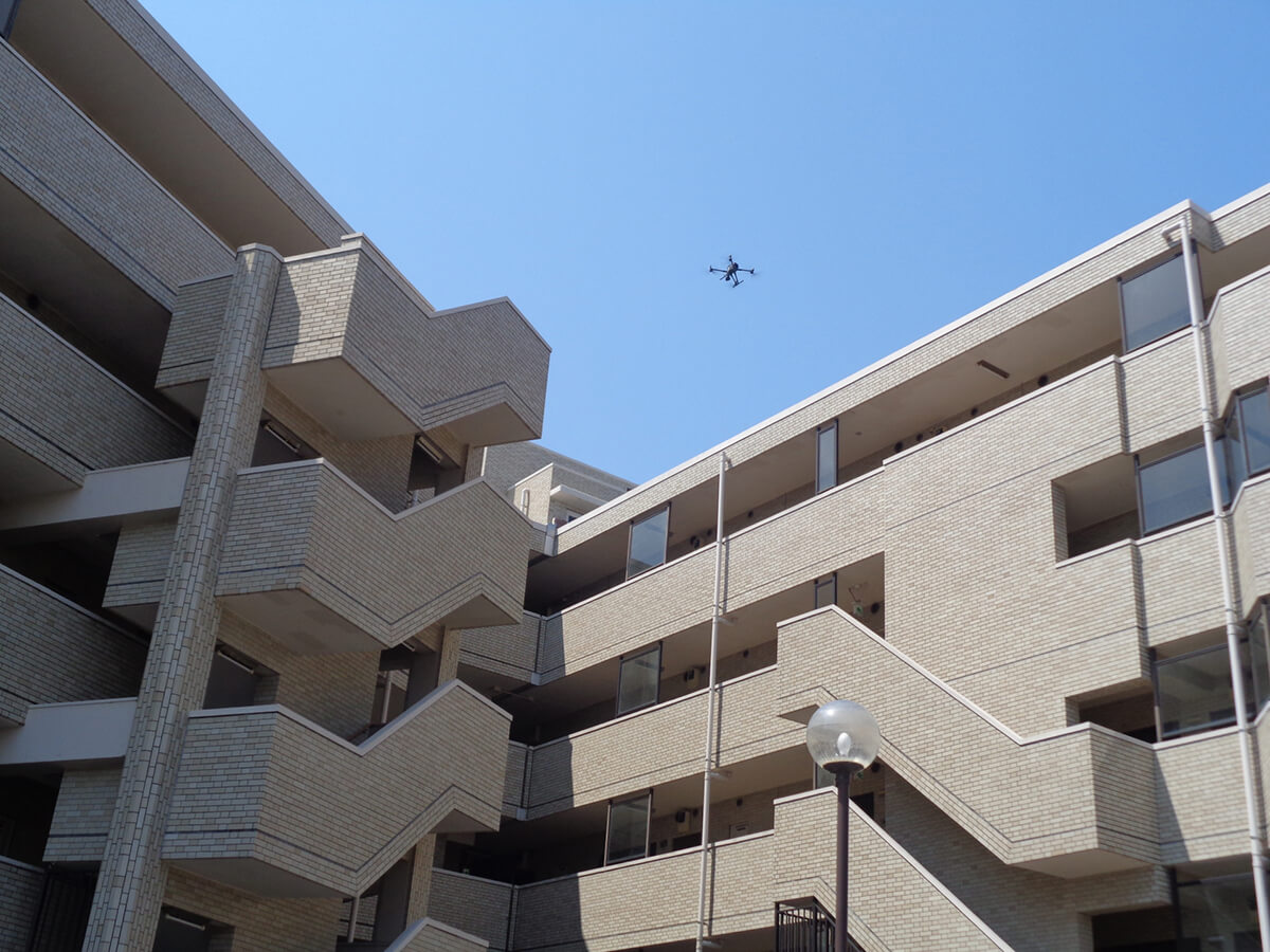 マンションの外壁を点検するドローン