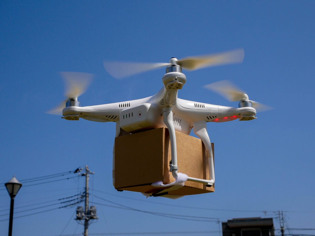 荷物を輸送するドローン