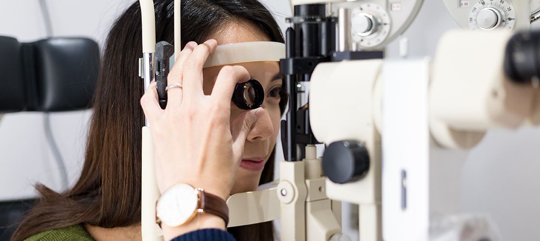 女性が眼科検診している写真