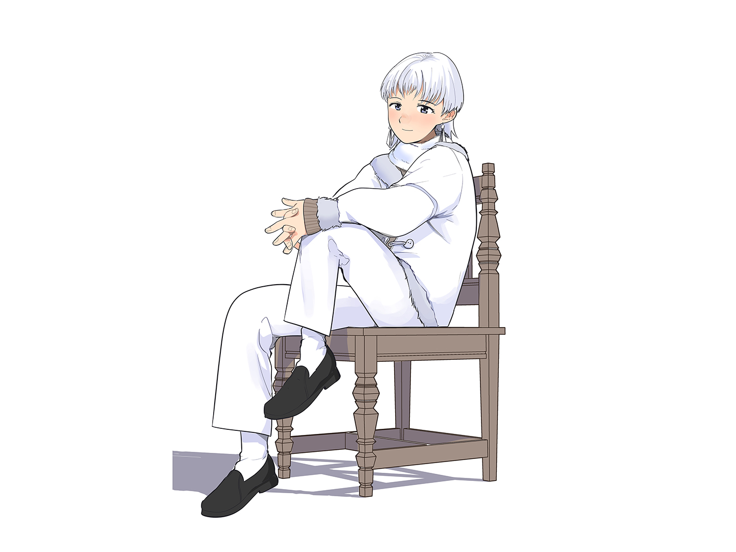 手を組み微笑んでいる