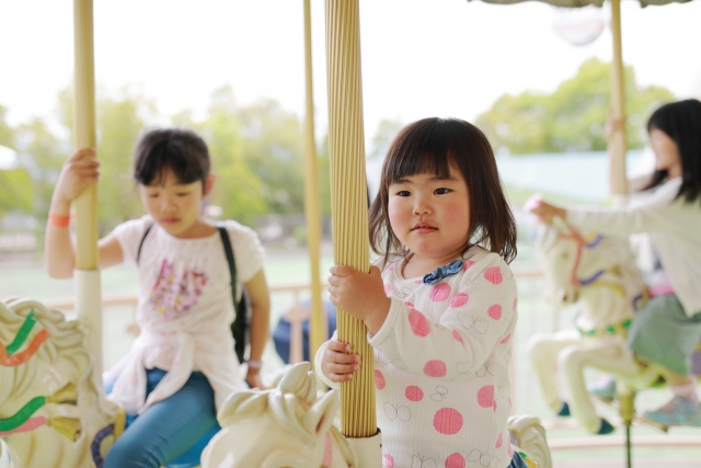 アトラクションに乗る子どもの写真
